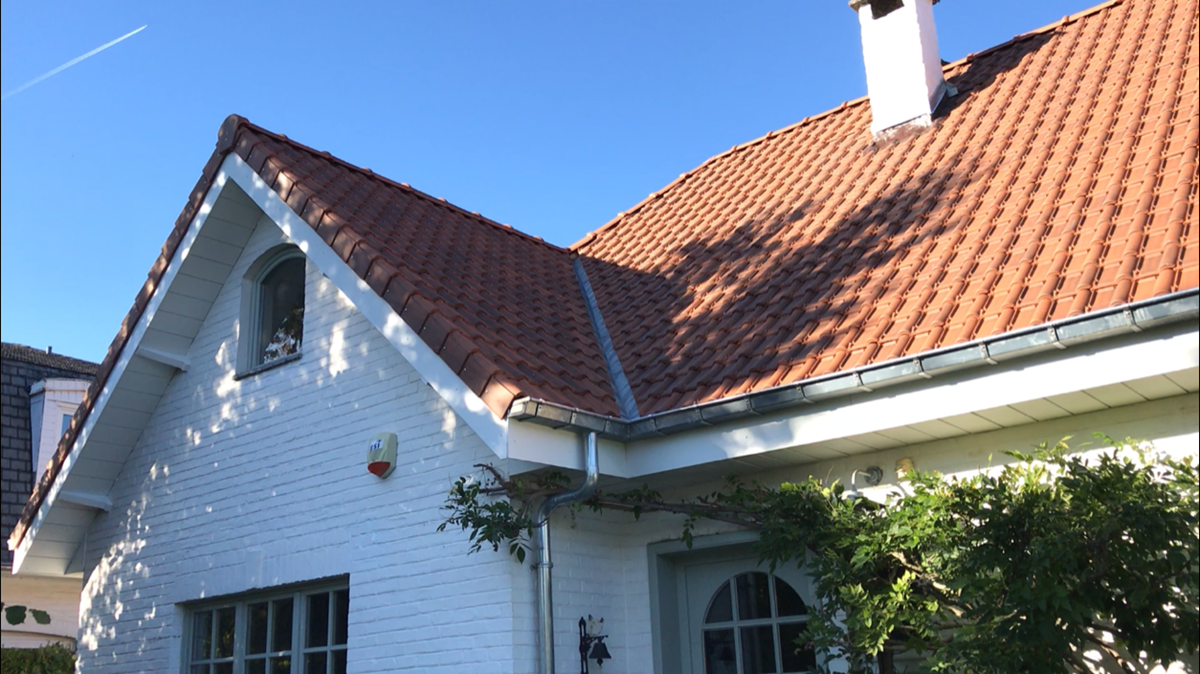 Toiture de maison en tuiles en terre cuite